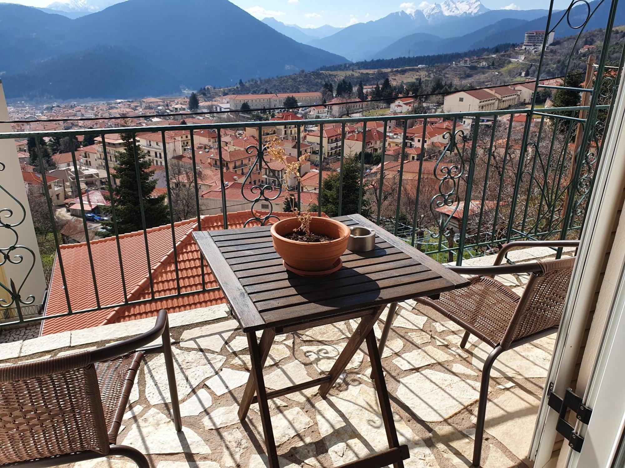 Semeli Guesthouse Karpenísion Exteriör bild