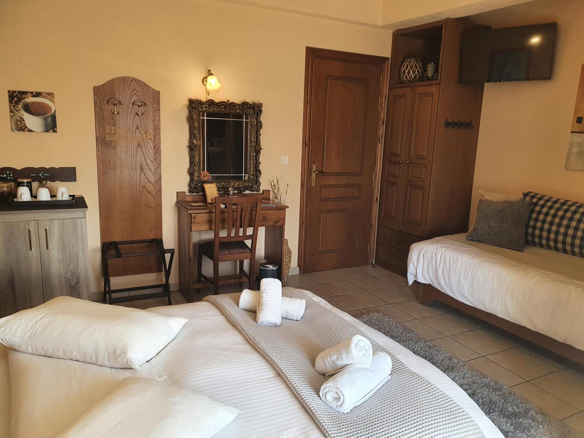 Semeli Guesthouse Karpenísion Exteriör bild