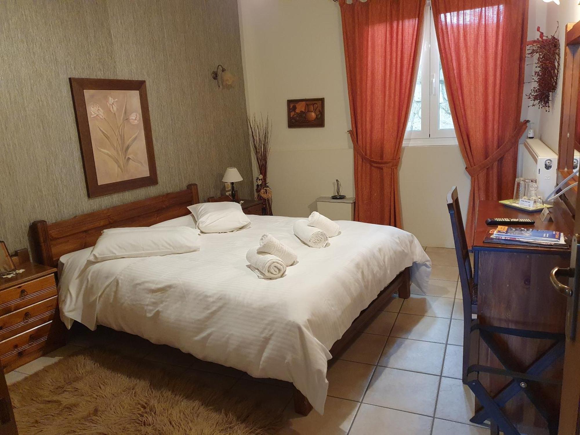 Semeli Guesthouse Karpenísion Exteriör bild