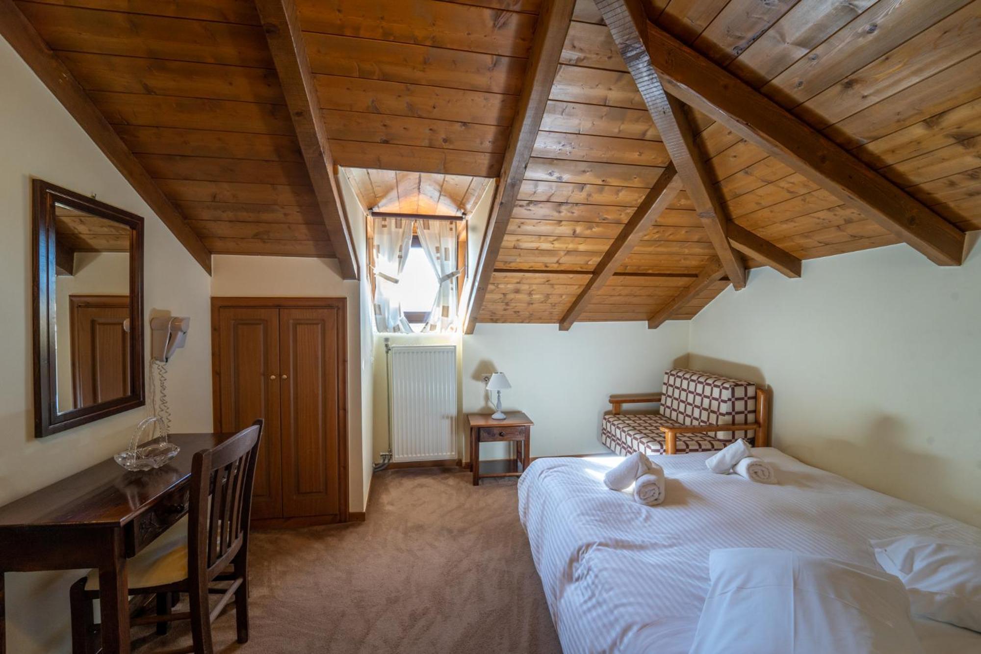 Semeli Guesthouse Karpenísion Exteriör bild