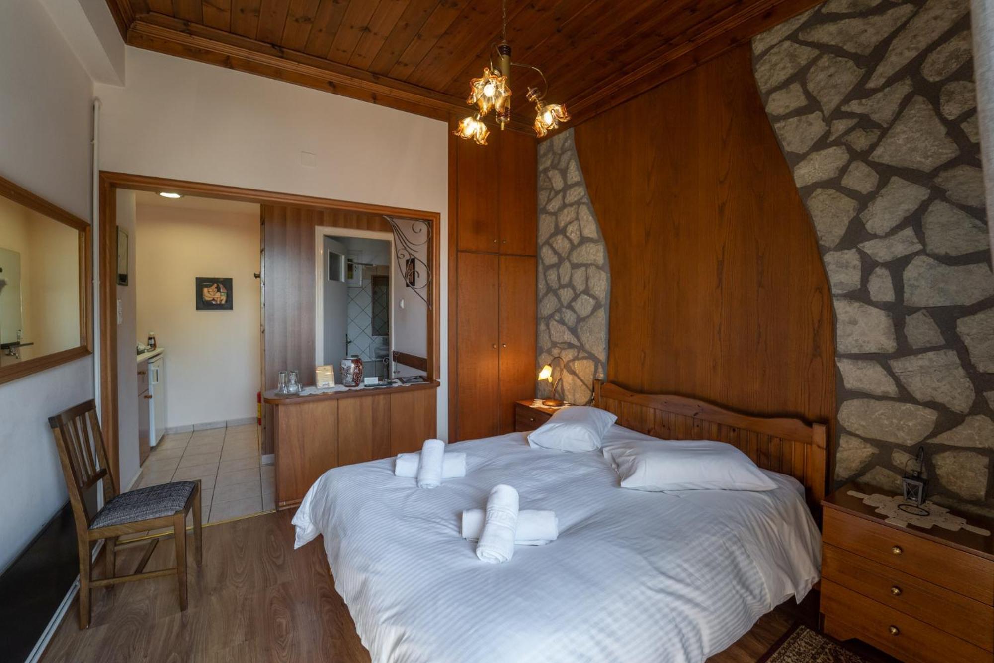 Semeli Guesthouse Karpenísion Exteriör bild