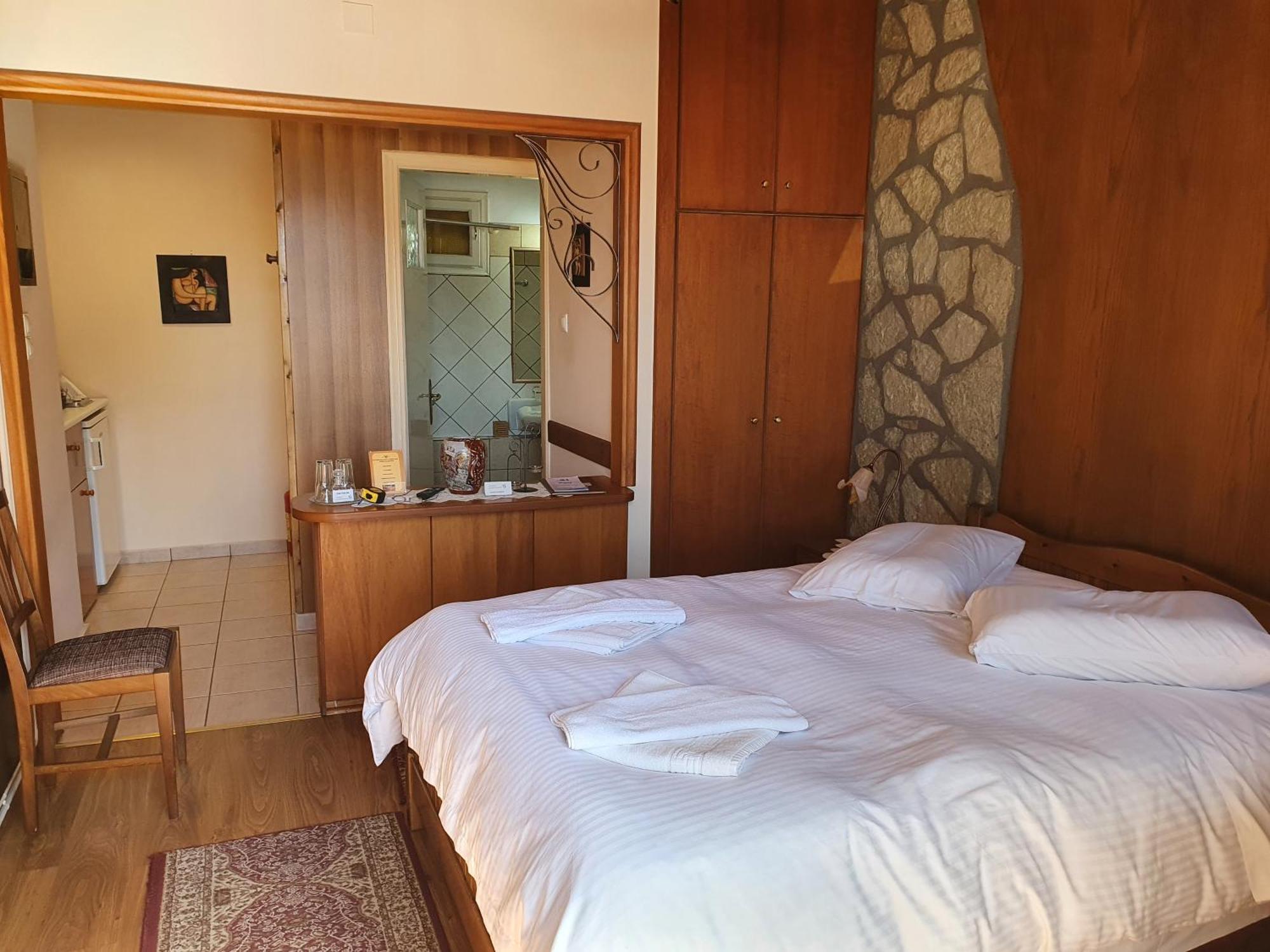 Semeli Guesthouse Karpenísion Exteriör bild