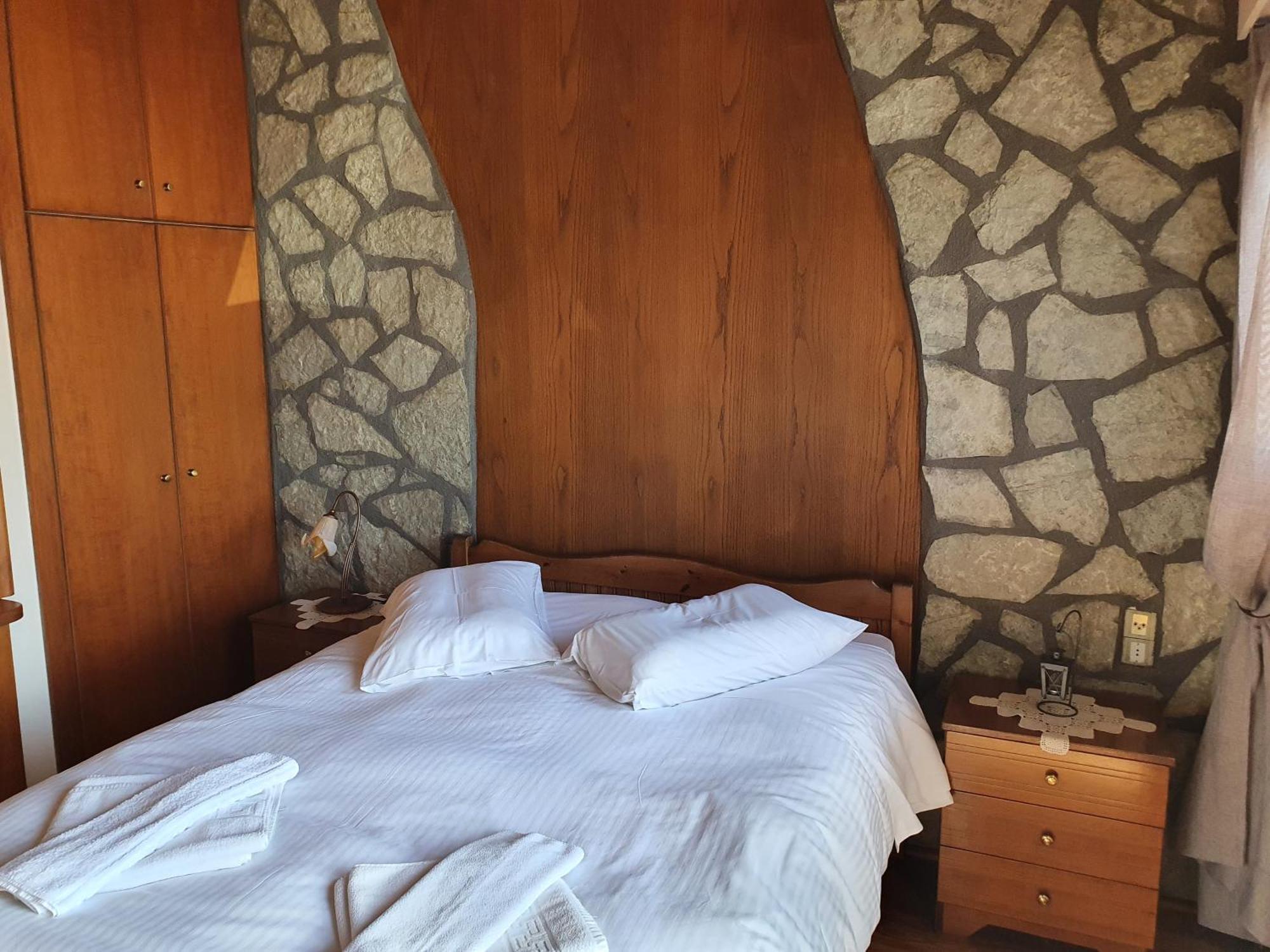 Semeli Guesthouse Karpenísion Exteriör bild
