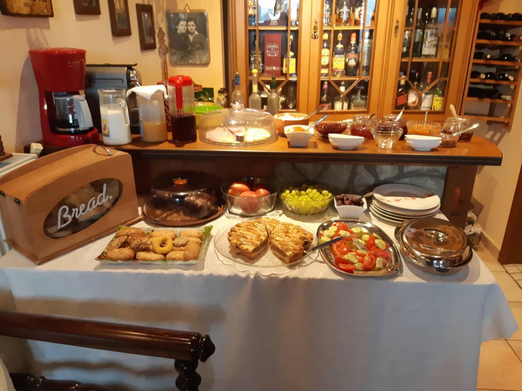Semeli Guesthouse Karpenísion Exteriör bild